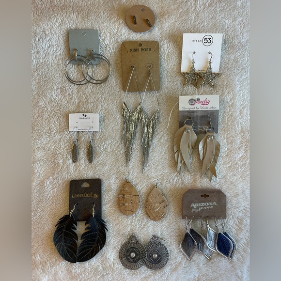 12 (One Dozen) Pairs of beautiful Earrings! Such a variety here -- a great Lot! - Picture 1 of 6